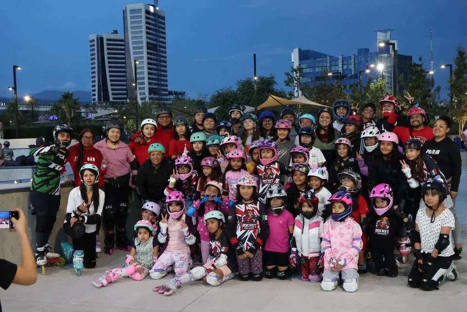 La comunidad Rocket Rollers reunida al atardecer.