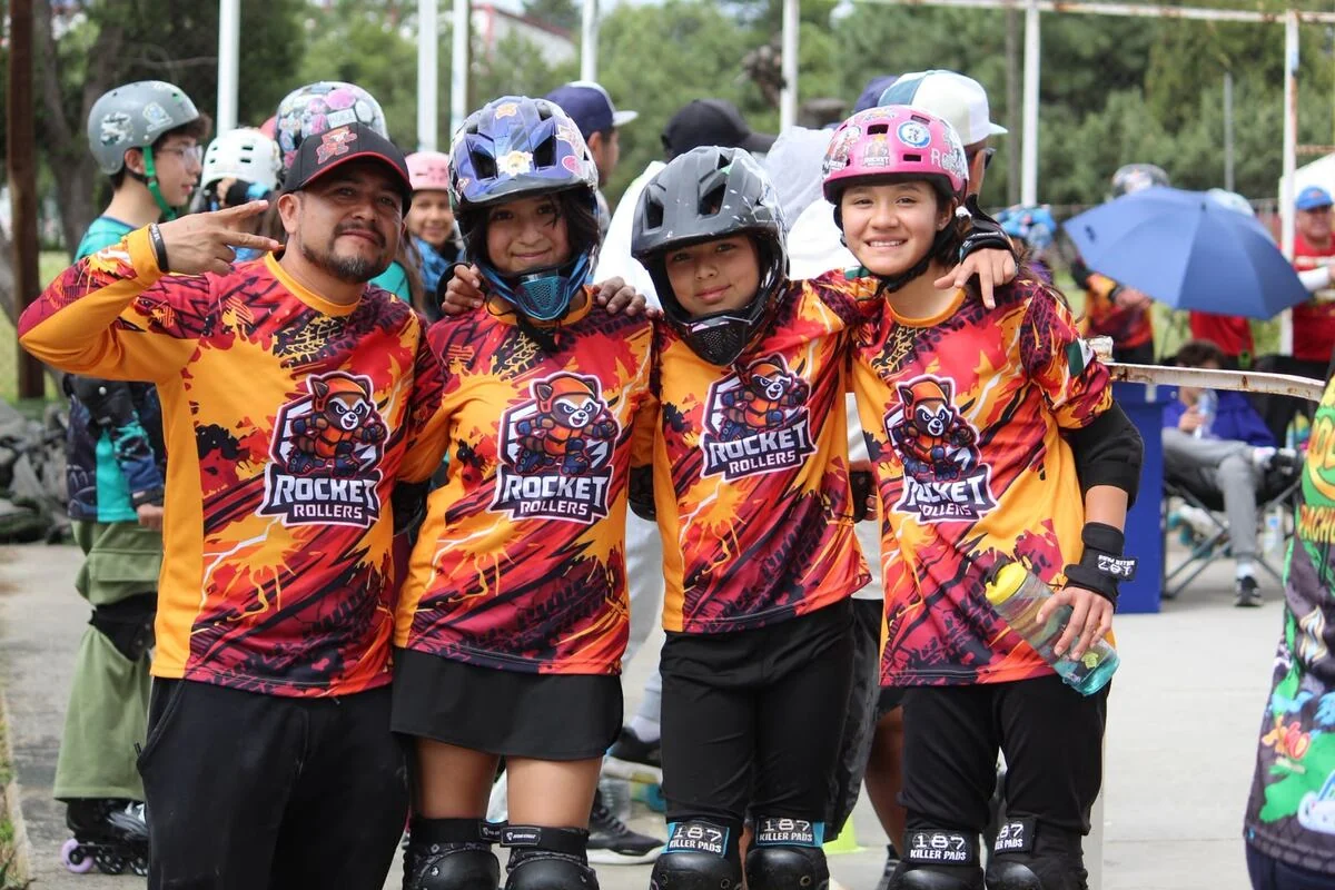 Jóvenes del equipo reunidos con sus uniformes y protecciones.