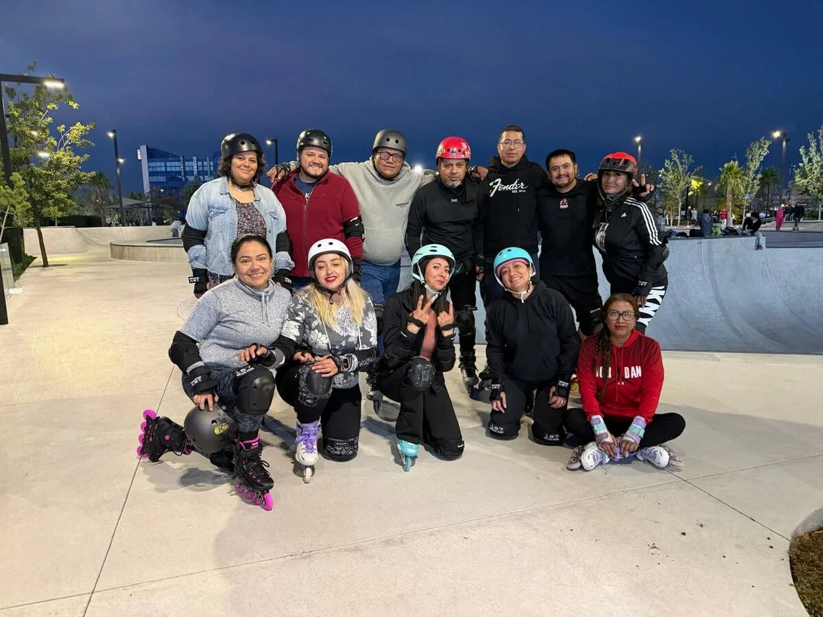 El grupo de adultos se reúne con sus patines al anochecer.