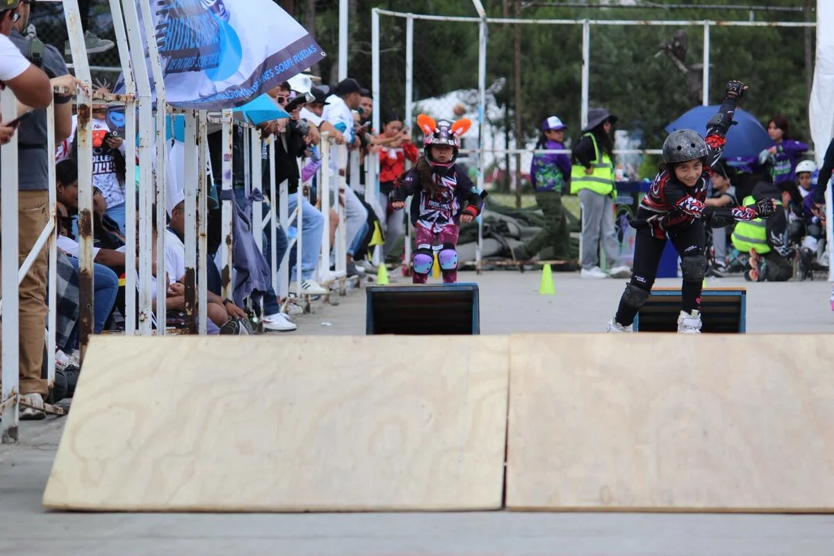 Un patinador supera una rampa de skatecross.