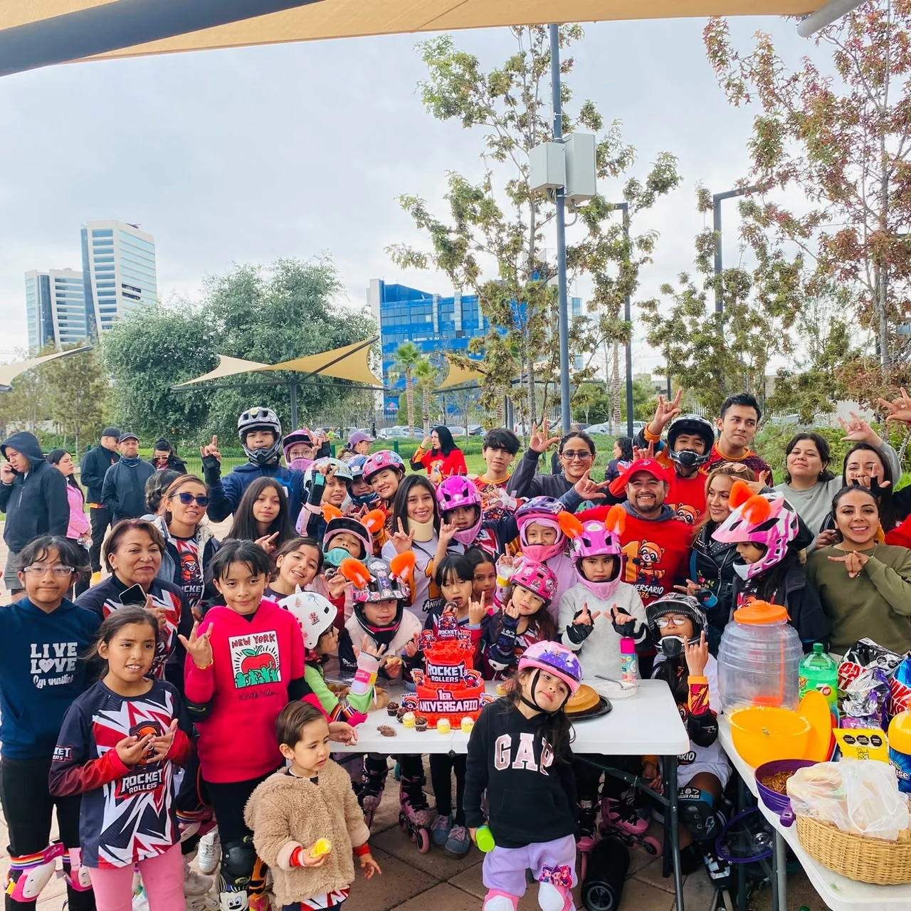 La comunidad Rocket Rollers reunida con el pastel durante el festejo de su primer aniversario