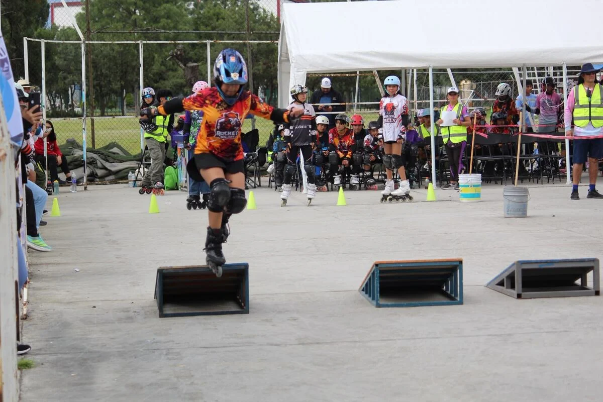 Un patinador salta sobre un obstáculo de la pista.