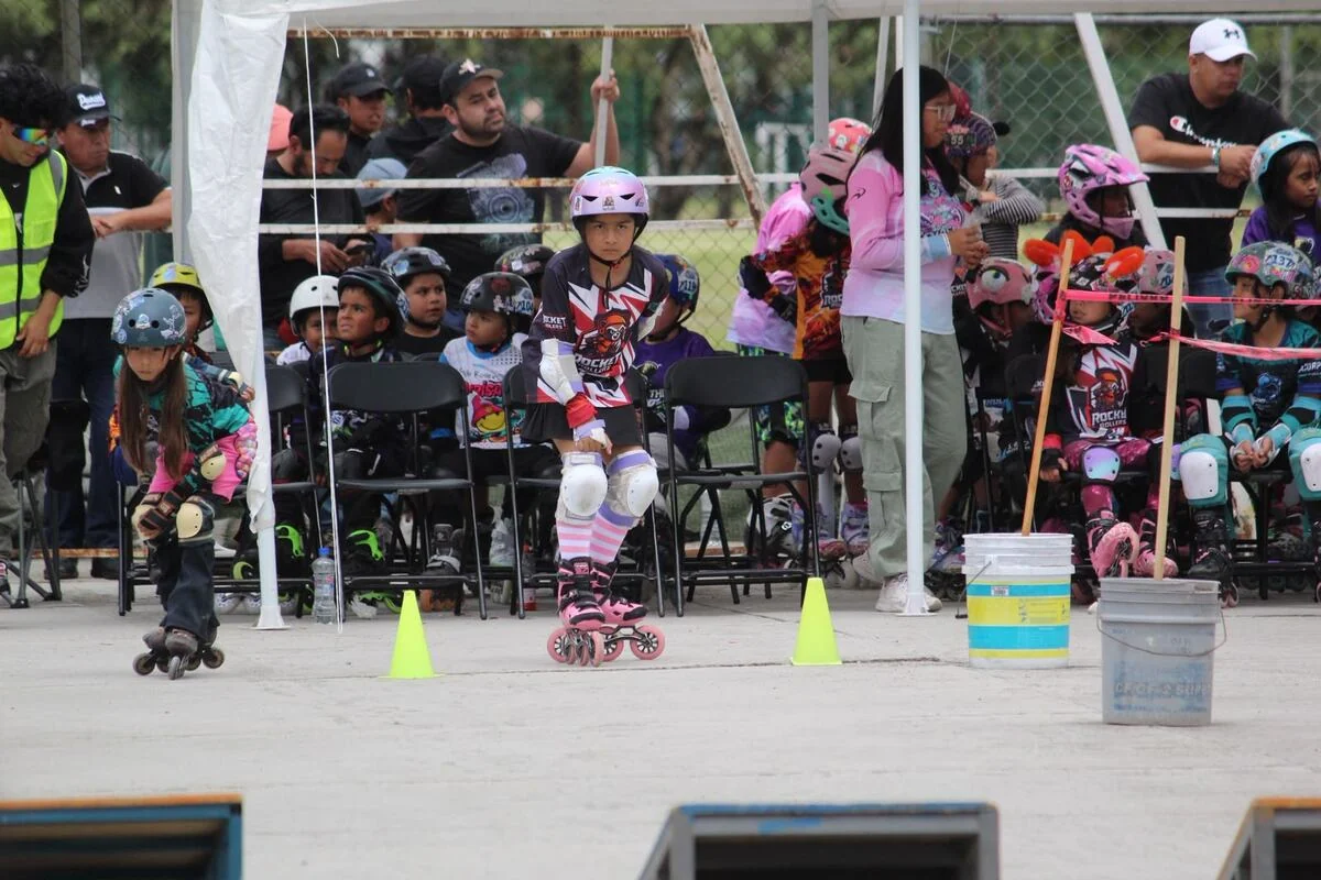 Una niña del club avanza junto a la zona de conos.