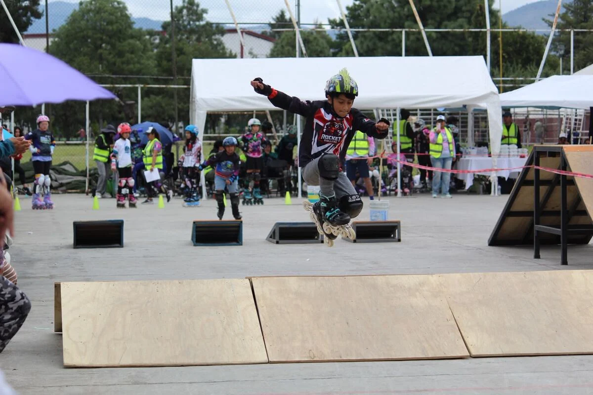 Un patinador salta sobre un módulo durante una jornada de skatecross.