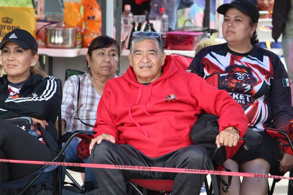 Familiares y acompañantes disfrutan una jornada junto a la pista.